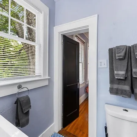 Spacious 2br In Myers Park With Sunroom