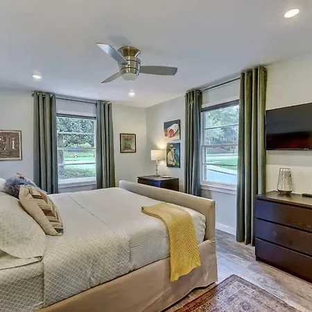 Holiday home Spacious With Easy Access To Uptown *