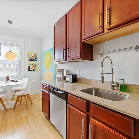 Chic 1 Bedroom Units Near Dilworth Holiday home