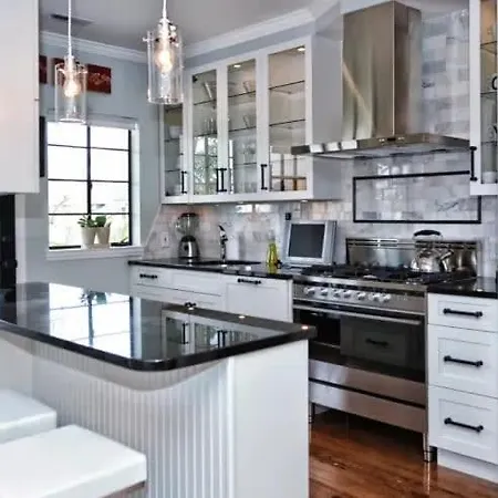 Beautifully Furnished Modern 2br With Balcony Holiday home Charlotte