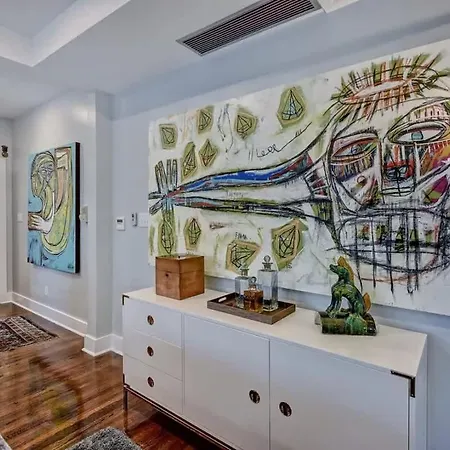 Modern 2br With Sunroom Near Uptown Holiday home