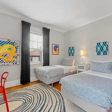 Holiday home Bright And Restful 2br Near Uptown With Balcony *