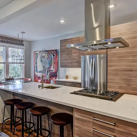 Modern 2br With Sunroom Near Uptown *