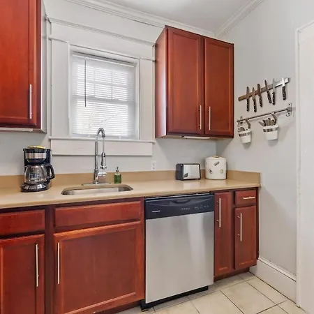 Bright And Restful 2br Near Uptown With Balcony