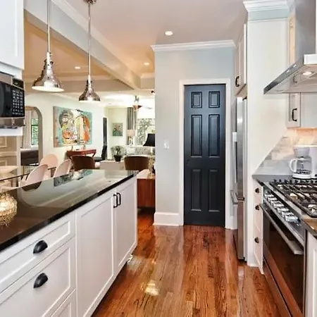 Chic And Comfortable 2br Near Uptown Holiday home *