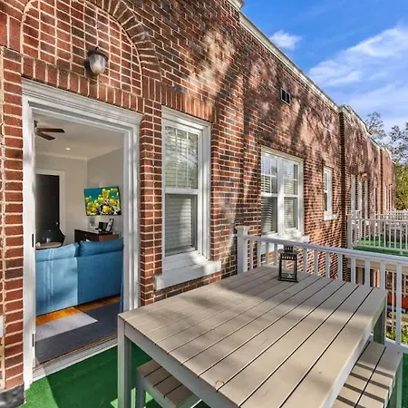 Vibrant And Cozy 2br Near Uptown With Balcony Holiday home *