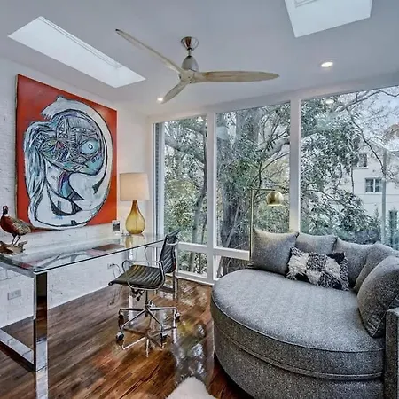 Holiday home Modern 2br With Sunroom Near Uptown