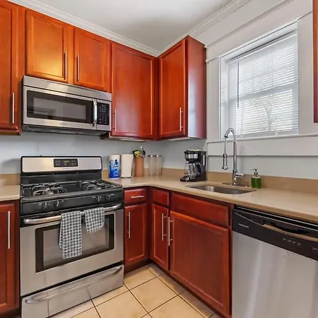 Bright And Restful 2br Near Uptown With Balcony Holiday home *