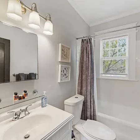 Chic 1 Bedroom Units Near Dilworth Holiday home *