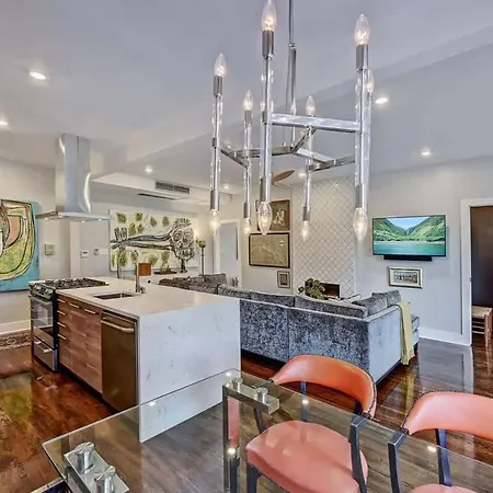 Modern 2br With Sunroom Near Uptown Holiday home