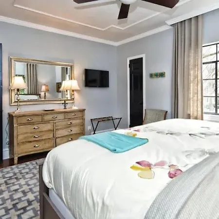 Holiday home Beautifully Furnished Modern 2br With Balcony