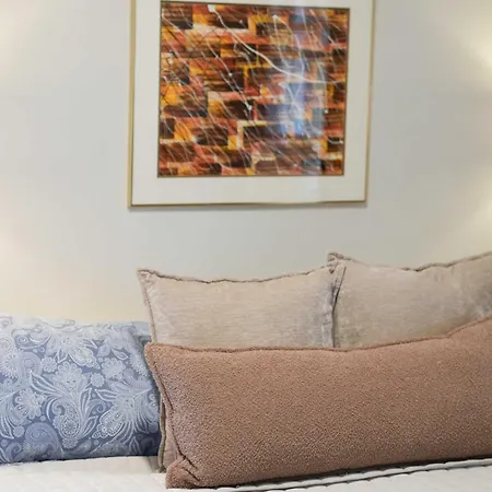 Holiday home Elegant 1br King Condo, Elizabeth-plaza Midwood *