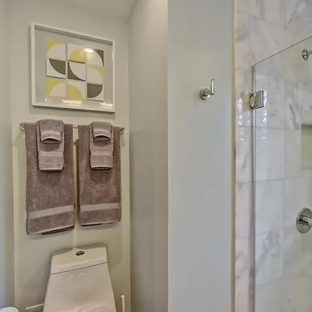 Spacious With Easy Access To Uptown Holiday home *