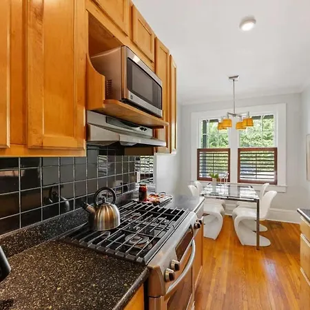 Holiday home Contemporary 2br In Myers Park With Screened Porch