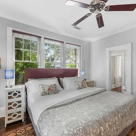 Holiday home Contemporary Gem In The Heart Of Myers Park *