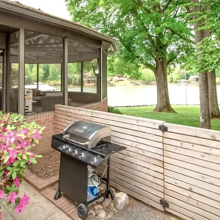 Cozy With Swimming Pool In Charlotte, North Carolina