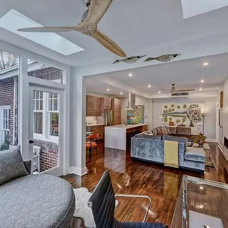 Modern 2br With Sunroom Near Uptown Holiday home