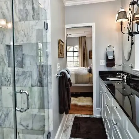 Beautifully Furnished Modern 2br With Balcony Charlotte
