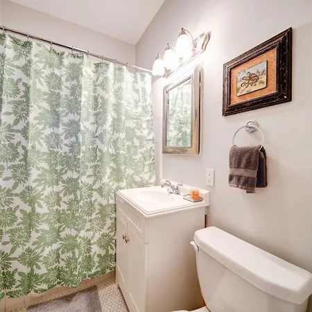 Holiday home Elegant 1br In Elizabeth With Covered Porch *