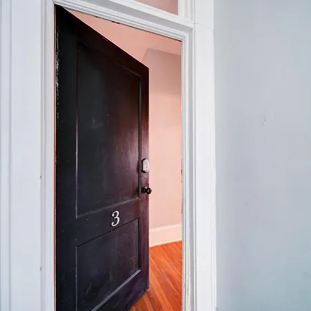 Elegant 1br King Condo, Elizabeth-plaza Midwood Holiday home *