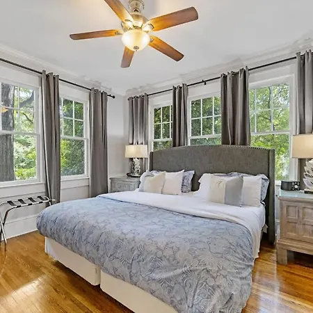 2 Bedroom In Myers Park With Comfortable Screened Porch