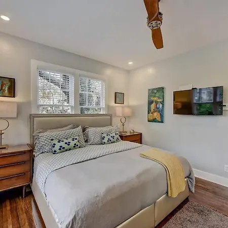 Holiday home Modern 2br With Sunroom Near Uptown