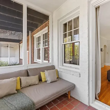 Contemporary 2br In Myers Park With Screened Porch