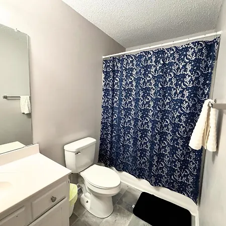 Beautiful 2 King Bedrooms With Garage Holiday home Charlotte