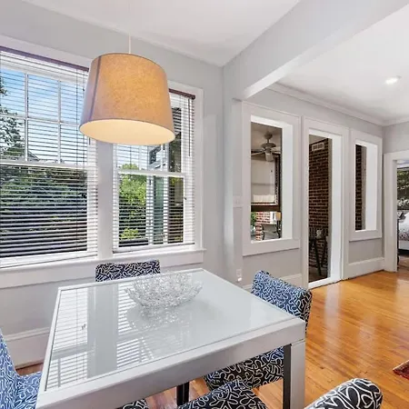 Spacious 2br In Myers Park With Sunroom