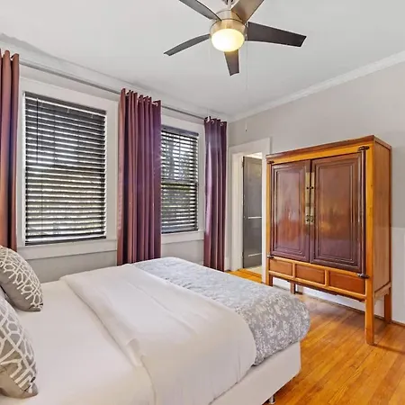 Contemporary 2br In Myers Park With Screened Porch