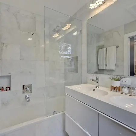 Holiday home Modern 2br With Sunroom Near Uptown Charlotte