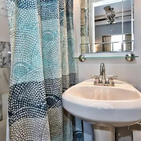 Beautifully Furnished Modern 2br With Balcony Charlotte