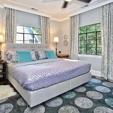 Holiday home Chic And Comfortable 2br Near Uptown