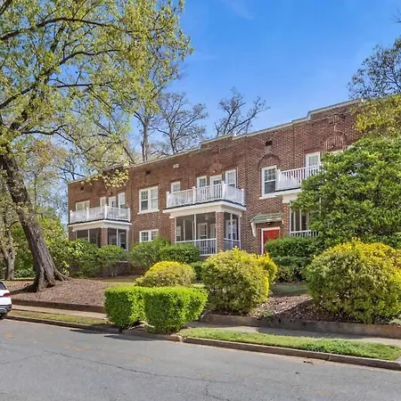 Holiday home Vibrant And Cozy 2br Near Uptown With Balcony