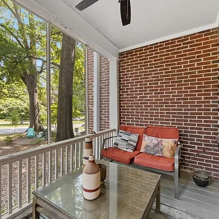 2 Bedroom In Myers Park With Comfortable Screened Porch Holiday home Charlotte