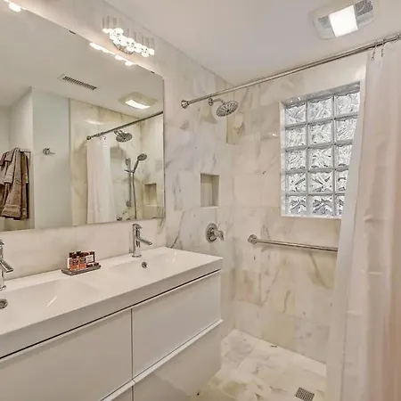 Comfortable And Stylish Near Myers Park *
