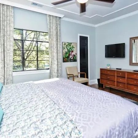 Chic And Comfortable 2br Near Uptown