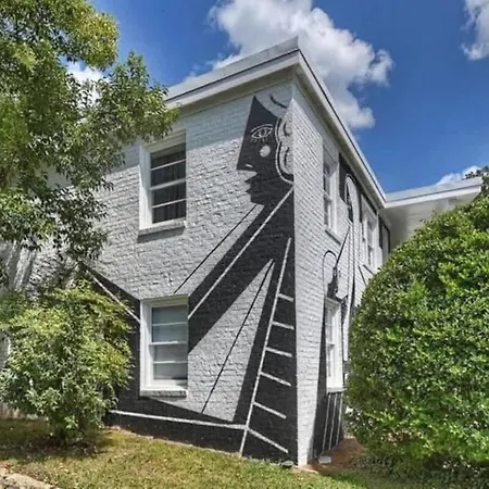 Spacious With Easy Access To Uptown Holiday home *