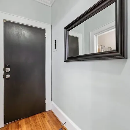 Chic Comfortable 2br With Porch Near Dilworth