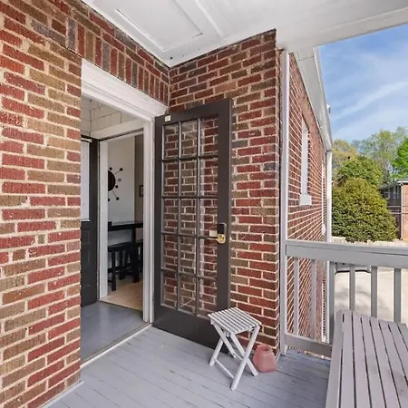 Bright And Restful 2br Near Uptown With Balcony Holiday home