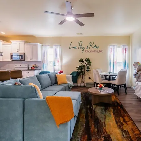 Uptown 3br | Hot Tub + Fire Pit *