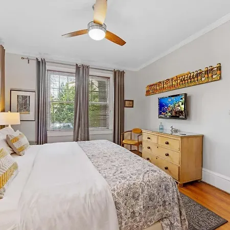 Contemporary 2br In Myers Park With Screened Porch Holiday home *