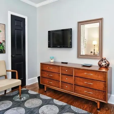 Chic And Comfortable 2br Near Uptown Holiday home *