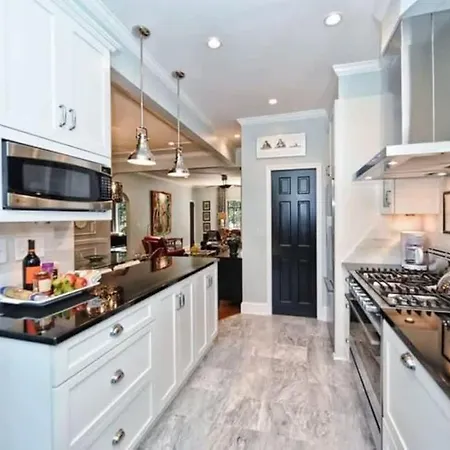 Relax Or Entertain In Luxurious 2br With Patio *