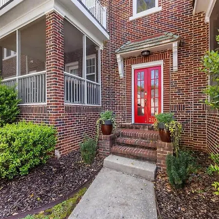 Holiday home Bright And Restful 2br Near Uptown With Balcony