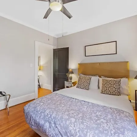 Contemporary 2br In Myers Park With Screened Porch *
