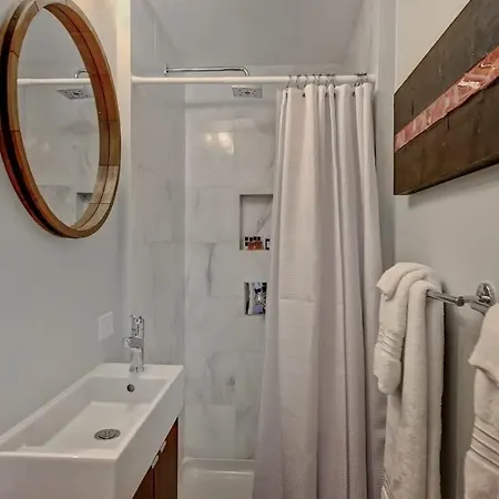 Modern 2br With Sunroom Near Uptown Holiday home *