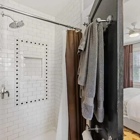 Stylish Myers Park 2 Bedroom With Screened Porch Charlotte
