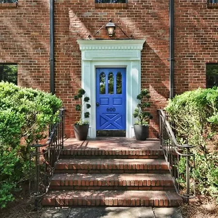 Beautifully Furnished Modern 2br With Balcony Holiday home Charlotte