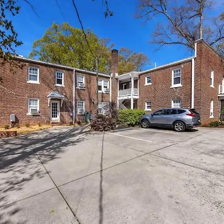 Holiday home Bright And Restful 2br Near Uptown With Balcony